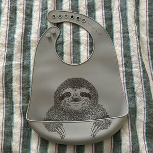 Modern Twist Silicone Sloth Bib | Grey